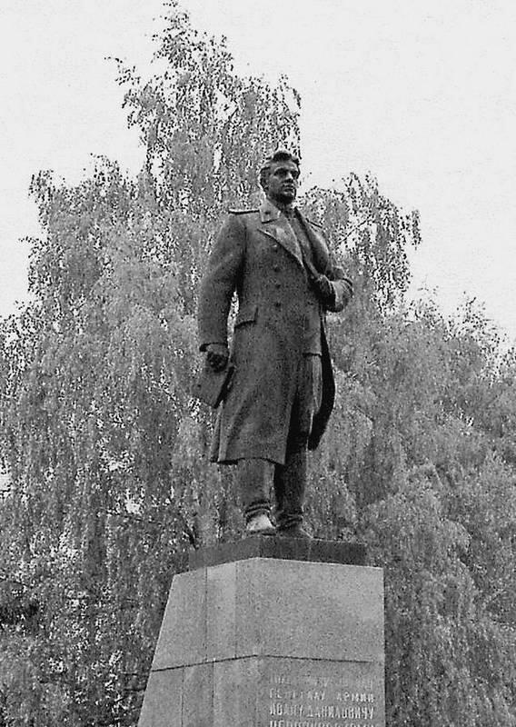 Памятник Черняховскому в　г Черняховске Открыт 9　мая 1977　года Скульптор Б - фото 41