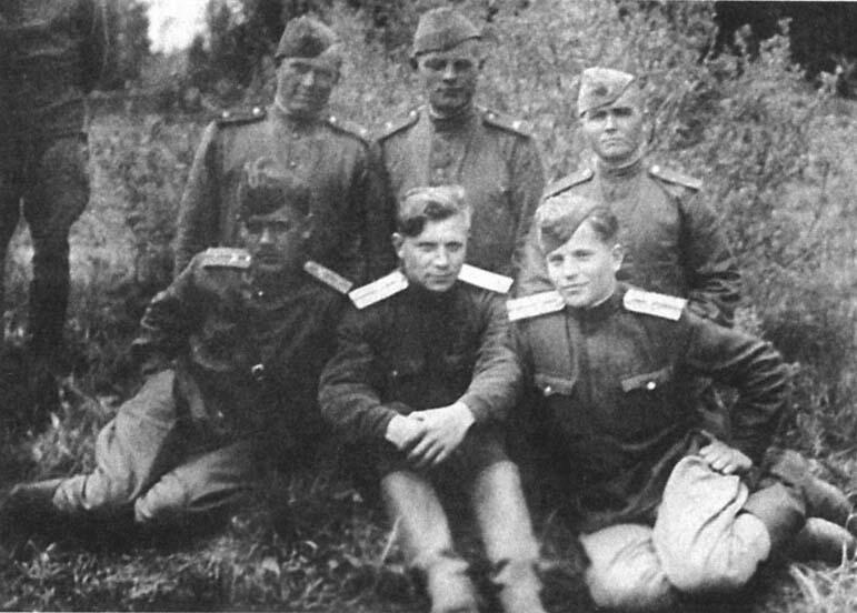 15 Гвардейцы улыбаются В день открытия второго фронта в лагере за Загорском - фото 14