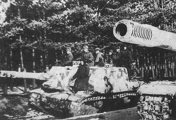 5 В освобожденном Полоцке Июль 1944 г 6 Командир батареи ИСУ152 гвардии - фото 4