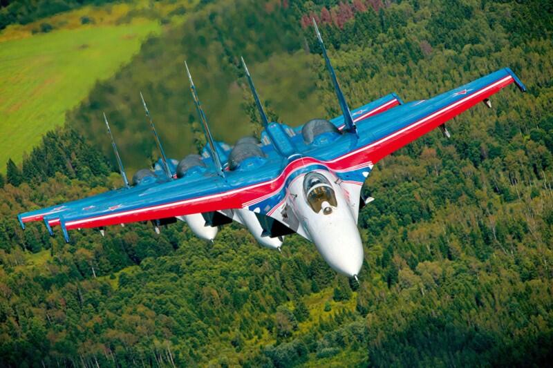Пилотажная группа Русские витязи выполняет полет на самолетах Су27 - фото 1