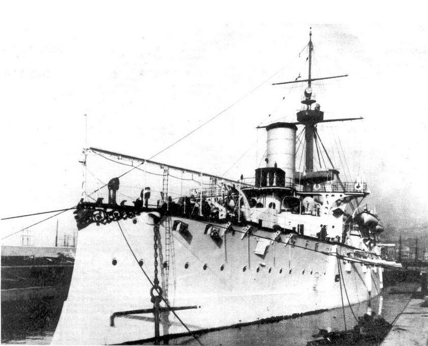 Вверху первый корабль серии аргентинский крейсер Гарибальди перед уходом в - фото 1