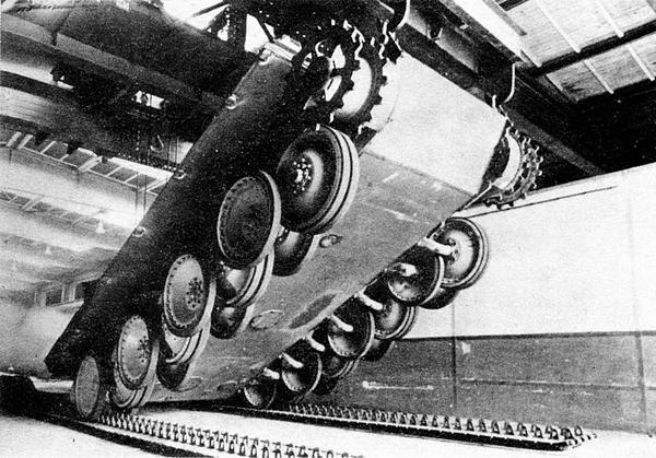 Монтаж гусениц в заводском цехе Танки PzKpfw V Ausf D у этой и последующих - фото 5