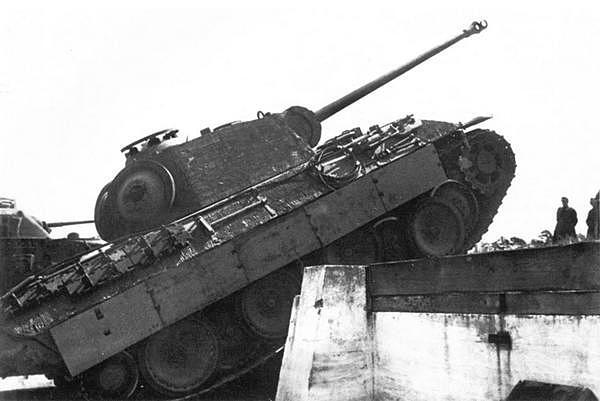 Совместные испытания Пантеры и вражеских танков на одном из немецких - фото 11