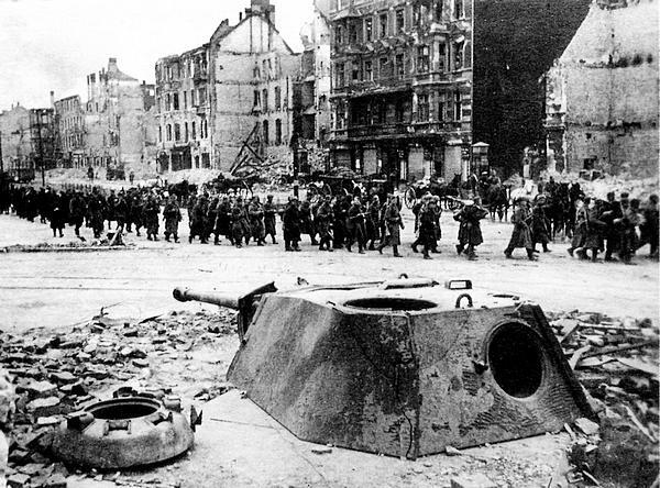 Разбитый дот в котором использовалась башня от Пантеры Берлин май 1945 - фото 72