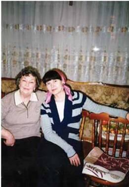 Счастливые уже бабушка с пробабушкой Четыре поколения Евфросинье один год - фото 67