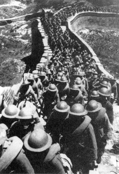 Китайские солдаты передвигаются по Великой стене начало 1937 г Ричард - фото 28