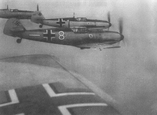 Группа Me 109Е из IIJG 26 в полете над Францией июнь 1940 года Самолет с - фото 1