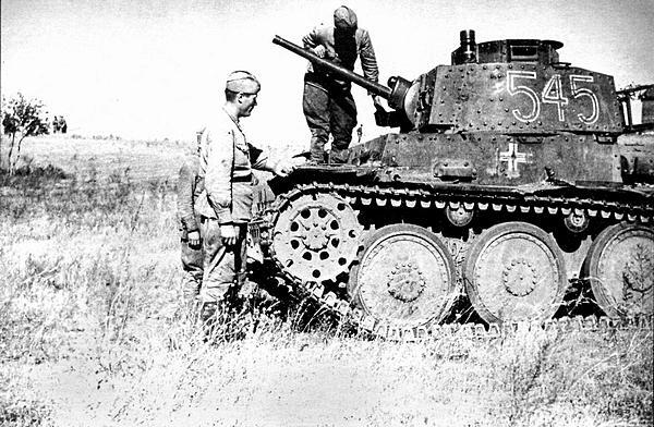 Красноармейцы осматривают захваченный немецкий танк Pz38t AusfF - фото 7