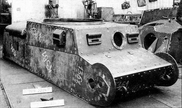 Корпус танка Pz38t AusfG в цехе завода ČKD В центре лобового листа - фото 11