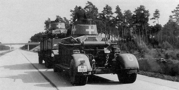 Танки Pz38t AusfA во время транспортировки на грузовом автомобиле Faun - фото 37