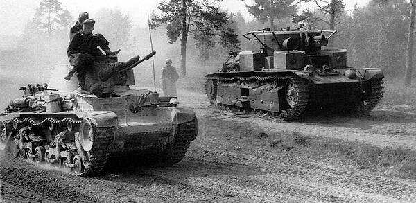 Pz35t на марше На втором плане брошенный экипажем советский средний танк - фото 32