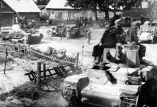 Подразделение 6й танковой дивизии на привале в литовской деревне Июнь 1941 - фото 33
