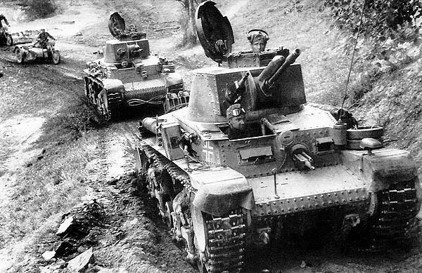 Колонна Pz35t Восточный фронт лето 1941 года На левых надгусеничных - фото 36