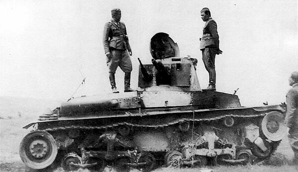 Словацкие офицеры осматривают танк LT vz35 подбитый советскими войсками Июль - фото 43