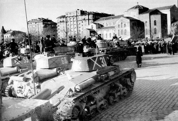 Группа танков Pz35t и Pz38t на одной из площадей Софии перед парадом - фото 55