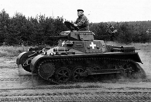 Прекрасно отреставрированный PzI AusfA во время парада в танковом музее - фото 2