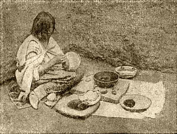 Женщина расписывает посуду Недаром Голубое Перо была женой вождя Насколько - фото 10