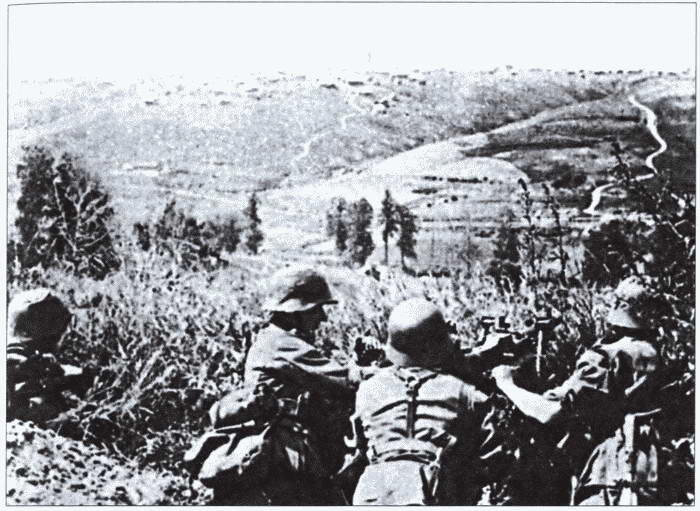 Немецкие солдаты под Смоленском Немецкие солдаты перед горящим зданием в - фото 15