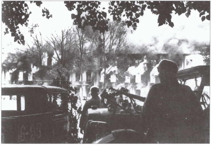 Немецкие солдаты перед горящим зданием в Смоленске во время уличных боев - фото 16