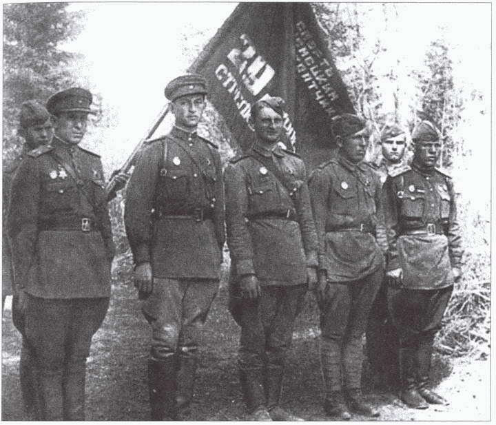 Бойцы 29й гвардейской стрелковой дивизии с боевым знаменем Батарея PC - фото 19