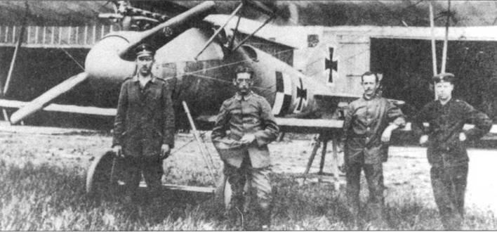 Отто Кённеке второй слева из Jasta 5 позирует на фоне своего Альбатросе D V - фото 19