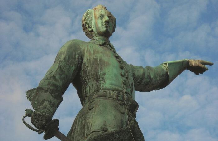 Шведский король Карл XII указывает на восток Памятник в Стокгольме Я имею в - фото 1