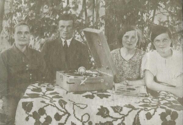 Тетя Толя моя крестная мать дядя Ваня двоюродные сестры Нюра и Тася 1940 - фото 4