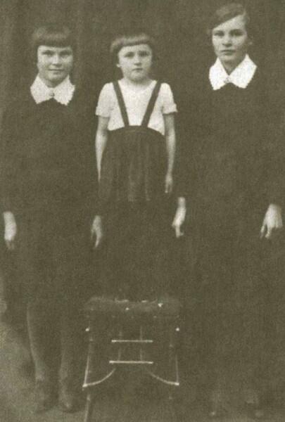 Любимые двоюродные сестры Тася Люба Нюра 1937 Дядя Саша рабфаковец 30х - фото 6