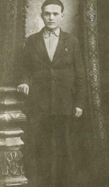 Дядя Саша рабфаковец 30х годов Почти весь семейный клан в сборе 1940 Зд - фото 7