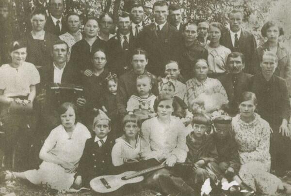 Почти весь семейный клан в сборе 1940 Здание Пермского университета бывший - фото 8
