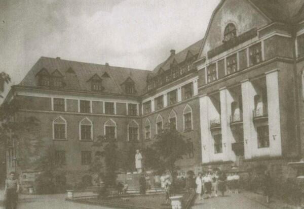 Здание Пермского университета бывший ночлежный дом купца Н В Мешкова 1950е - фото 9