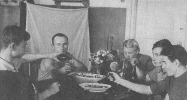 Студенческая коммуна обедает 1954 С другом В Шмаковым на работе в - фото 11