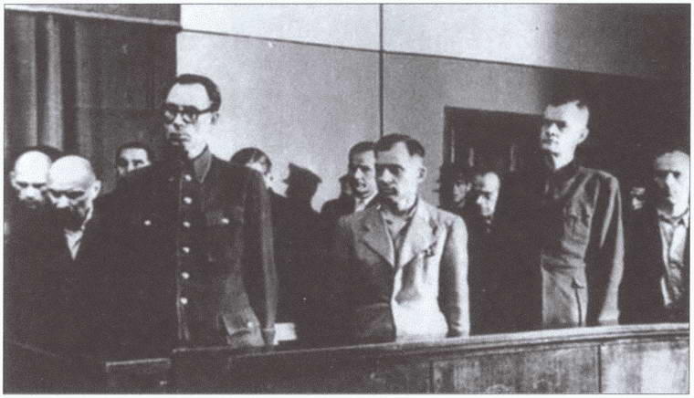 Генерал Власов во время вынесения приговора Казнь генерала Власова и его - фото 31