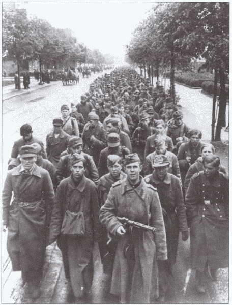 Советские солдаты ведут немецких военнопленных по Берлину Май 1945 г - фото 33