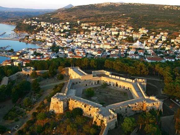 В 1987 г была завершена реконструкция крепости Неокастро и сегодня там - фото 18