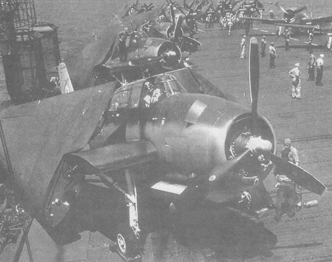 Эвенджеры ТВМ1С на левой стороне палубы и истребители F6F Хеллкэт на палубе - фото 2