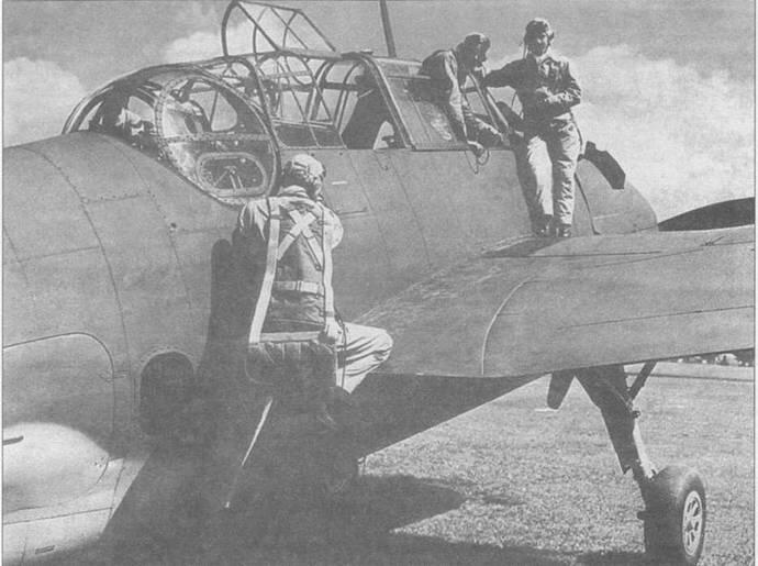 TBF1 экипаж занимает места в самолете вторая половина 1942 года видна - фото 8