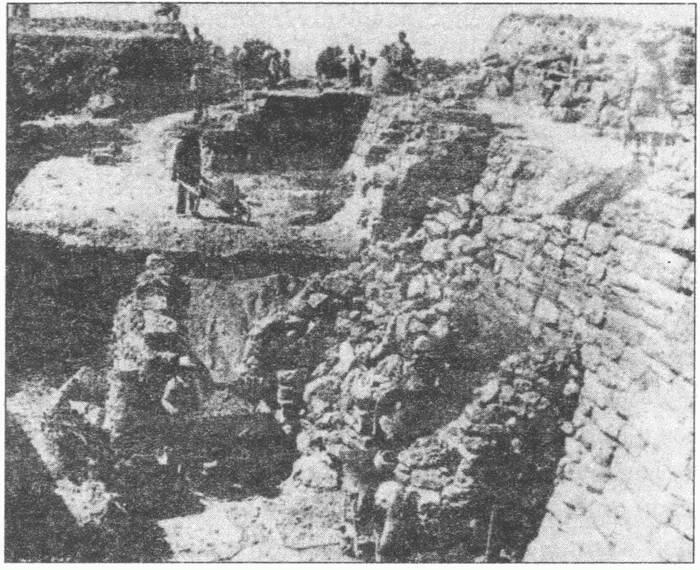 Начало раскопок Шлиманом крепостной стены цитадели Трои 1874 г Через год он - фото 2