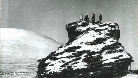 Гора Холатчахль и обелиск на останце Имелись в этой истории и факты леденящие - фото 4