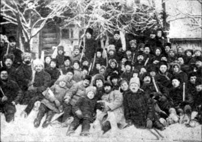 Коммунисты и комсомольцы 1920 года участники коммунистического субботника по - фото 6