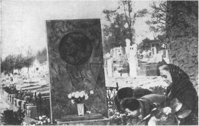 Аннет Видаль возлагает цветы на могилу Барбюса Март 1961 г Примечания 1 - фото 28