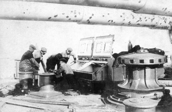 Повреждения полученные Славой в Рижском заливе летом 1915 г вверху - фото 135