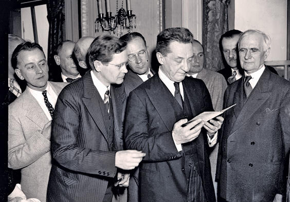 А Керенский в Вашингтоне на встрече в Национальном прессклубе 21 апреля 1938 - фото 53