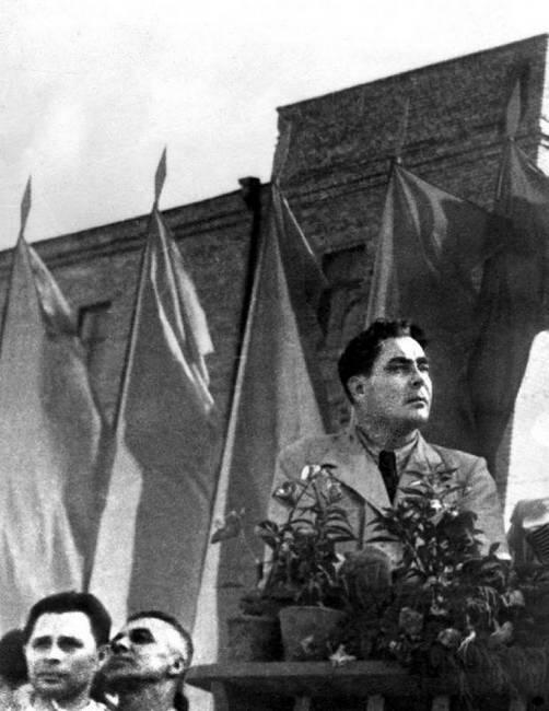 ЛИ Брежнев На встрече с рабочим классом Запорожья 1947 год Справа налево - фото 1