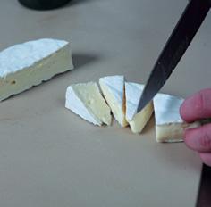 3 Сыр нарезать дольками 4 Быстро обжарить сыр с двух сторон на оставшемся - фото 7