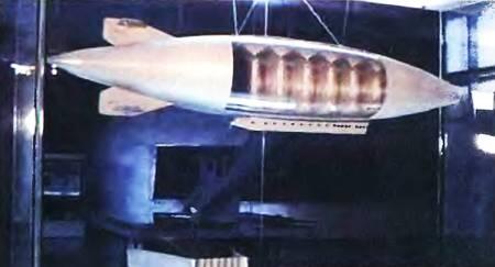 Модель дирижабля Циолковского выполненная по его наброскам и сам автор - фото 2