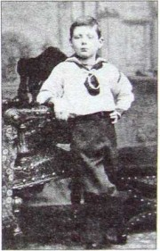 Уинстон Черчилль в возрасте 7 лет В 1887 году посредственные успехи Уинстона в - фото 3