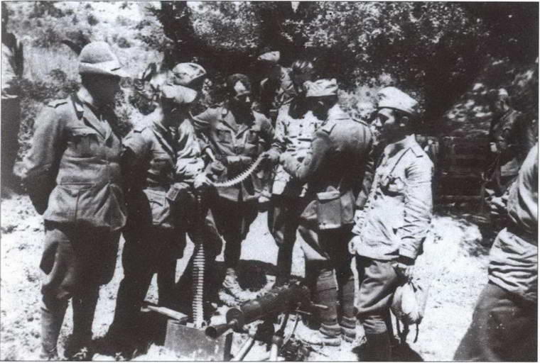 Итальянские и болгарские офицеры у станкового пулемета Словацкие и - фото 49