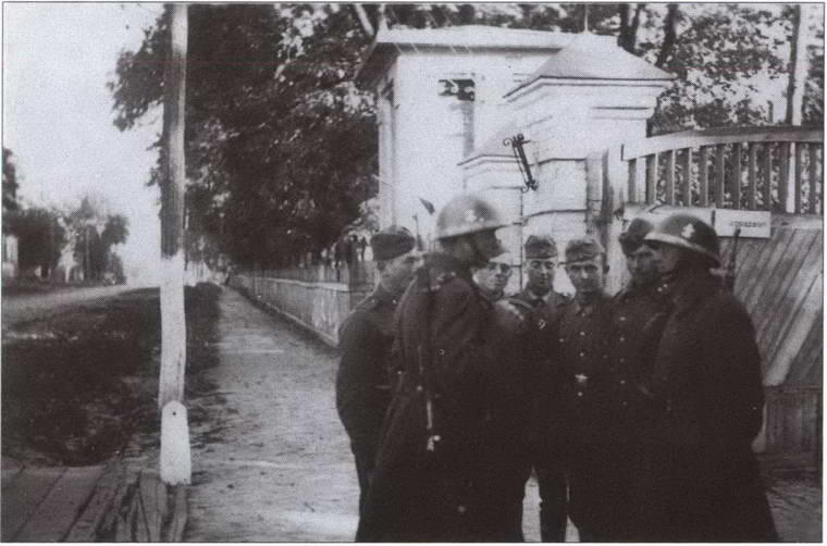 Словацкие и немецкие солдаты на улице оккупированного советского города - фото 50