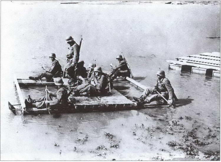 Венгерские солдаты форсируют на плоту реку Восточный фронт Солдаты - фото 52